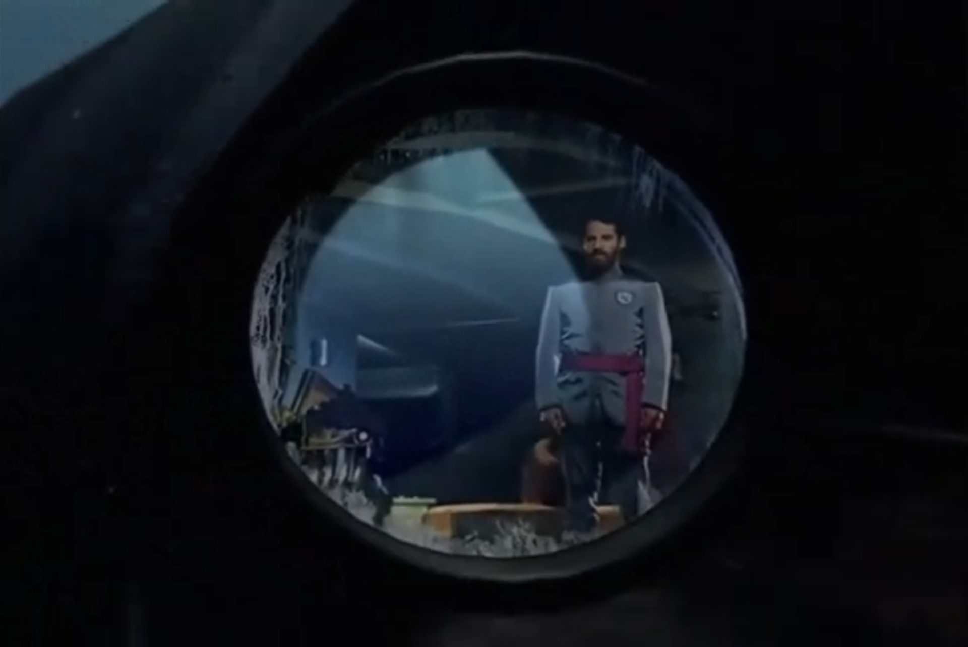 Blick von außen auf Ben Cross als Kapitän Nemo an einer großen, runden Glasscheibe seines U-Bootes unter Wasser.