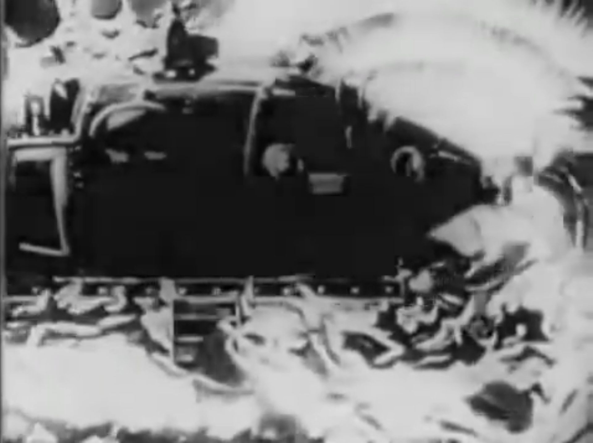 Primitiv wirkende Schwarz-Weiß-Aufnahme eines futuristischen U-Bootes.