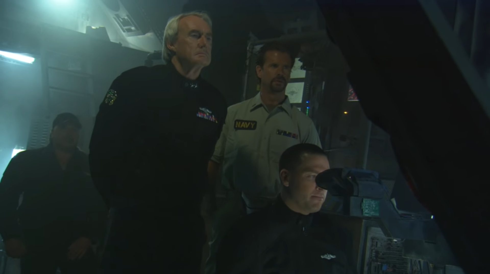 Sean Lawlor als Kapitän Nemo im Beisein von Lorenzo Lamas als Michael Arronax in Nemos Hightech-U-Boot.