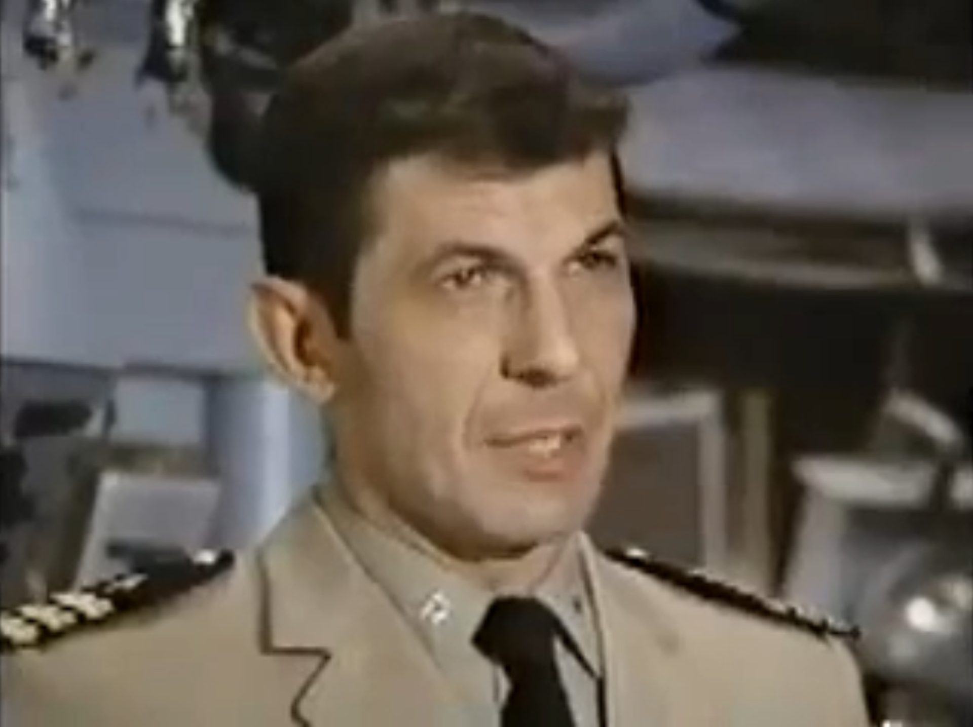 Nahaufnahme von Leonard Nimoy als Navy-U-Boot-Kapitän in Uniform mit Krawatte.