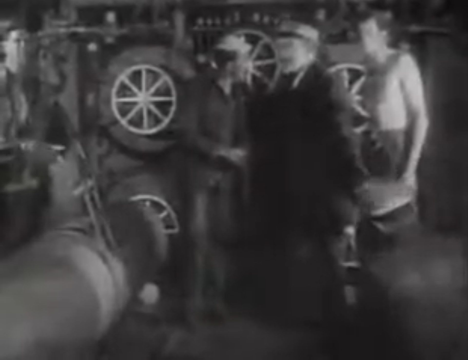 Schwarz-Weiß-Szene mit fünf Männern im Torpedoraum.