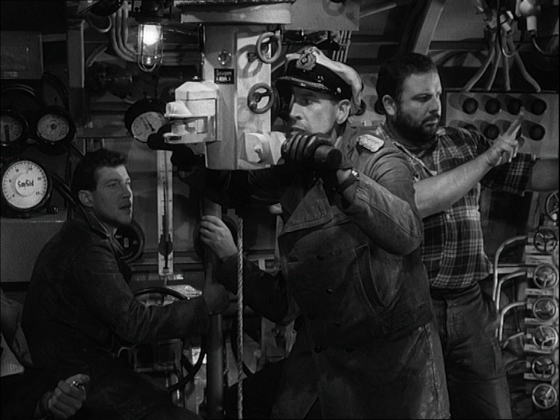 Wolfgang Preiss as a highly concentrated submarine captain at the periscope, in the background Hansjörg Felmy and Wolfgang Wahl.