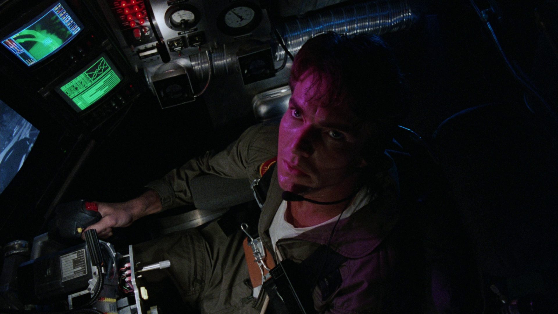 Blick von oben auf Dennis Quaid als Insasse eines Mini-U-Bootes, umgeben von Displays und Apparaturen.