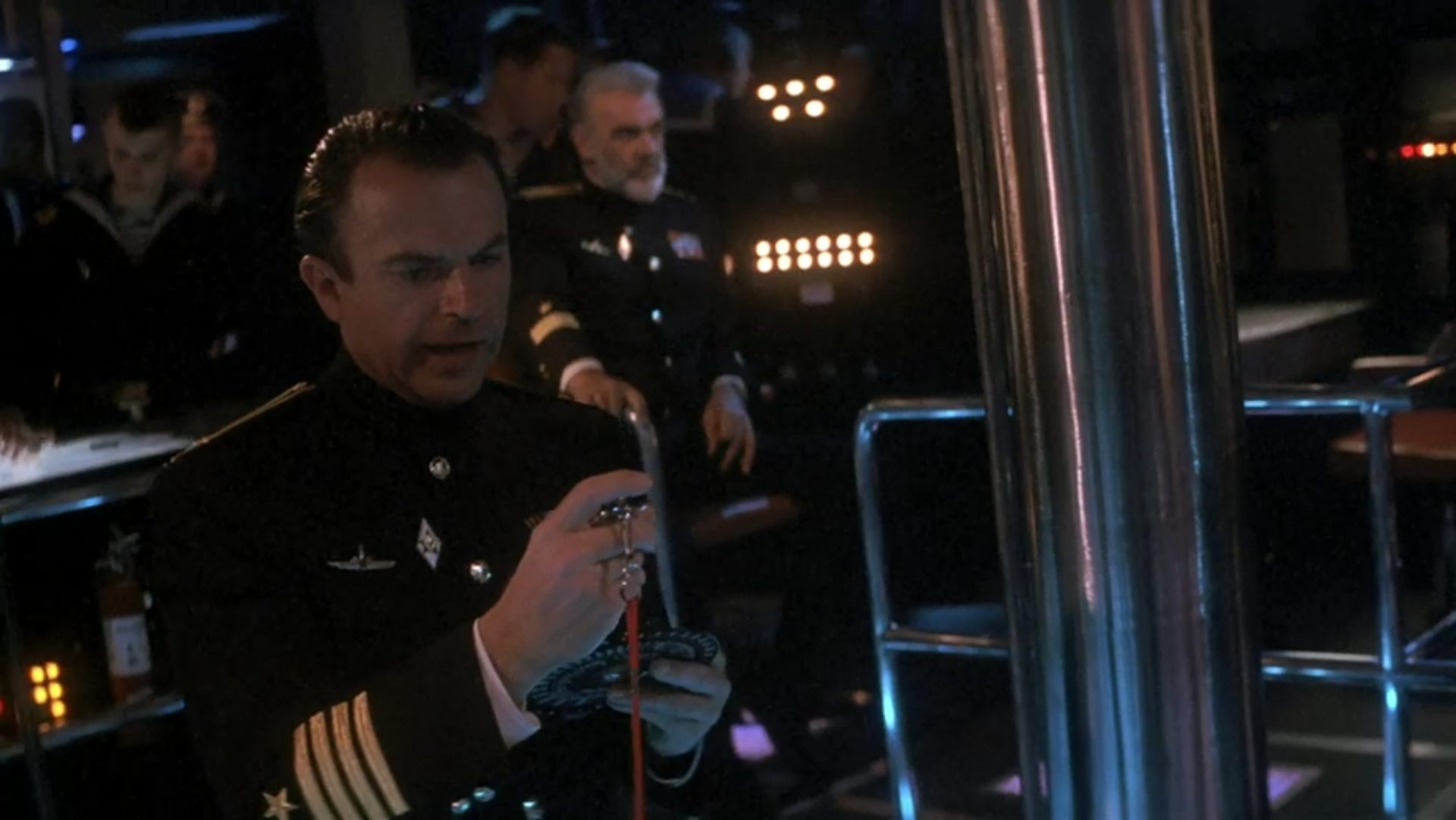 Angespannte Atmosphäre in der Kommandozentrale des sowjetischen Atom-U-Bootes „Roter Oktober“, im Vordergrund Sam Neill als Erster Offizier beim Blick auf die Stoppuhr, im Hintergrund Sean Connery als Kommandant.