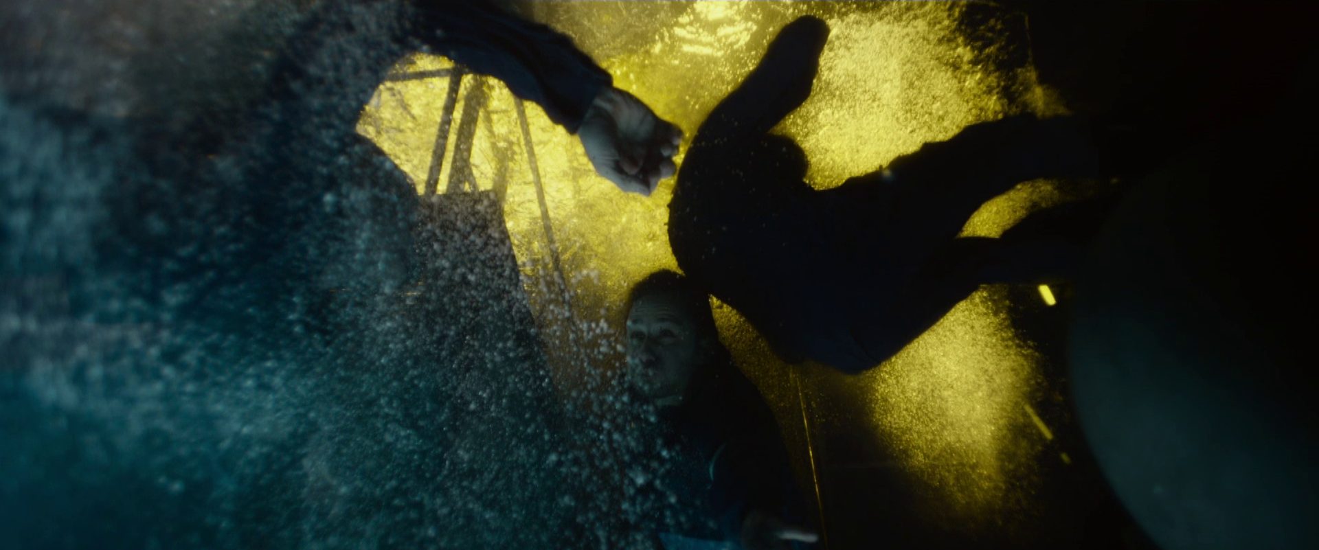 Intensive Szene, die unter Wasser getauchte Seemänner an Bord der „Kursk“ zeigt; an der Wasseroberfläche zeichnet sich eine Explosion ab.