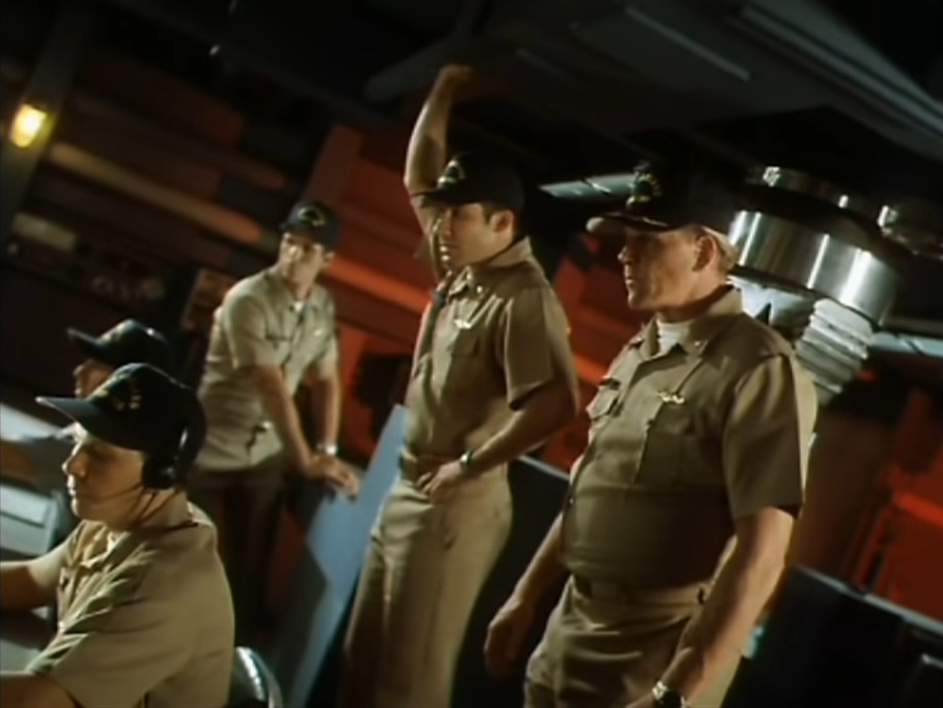 Gary Busey als US-Navy-U-Boot-Kommandant in der Kommandozentrale im Beisein einiger Crewmitglieder in kritischer Atmosphäre; das Boot befindet sich in Schräglage.