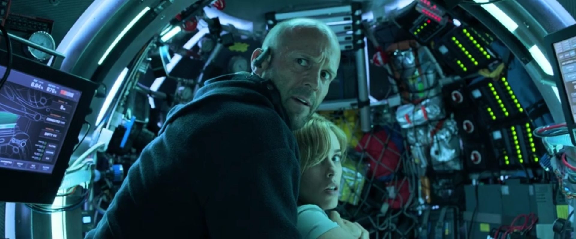 Jason Statham und Jessica McNamee mit angstvollen Gesichtern im Innern eines hochtechnisierten Kleinst-U-Bootes.