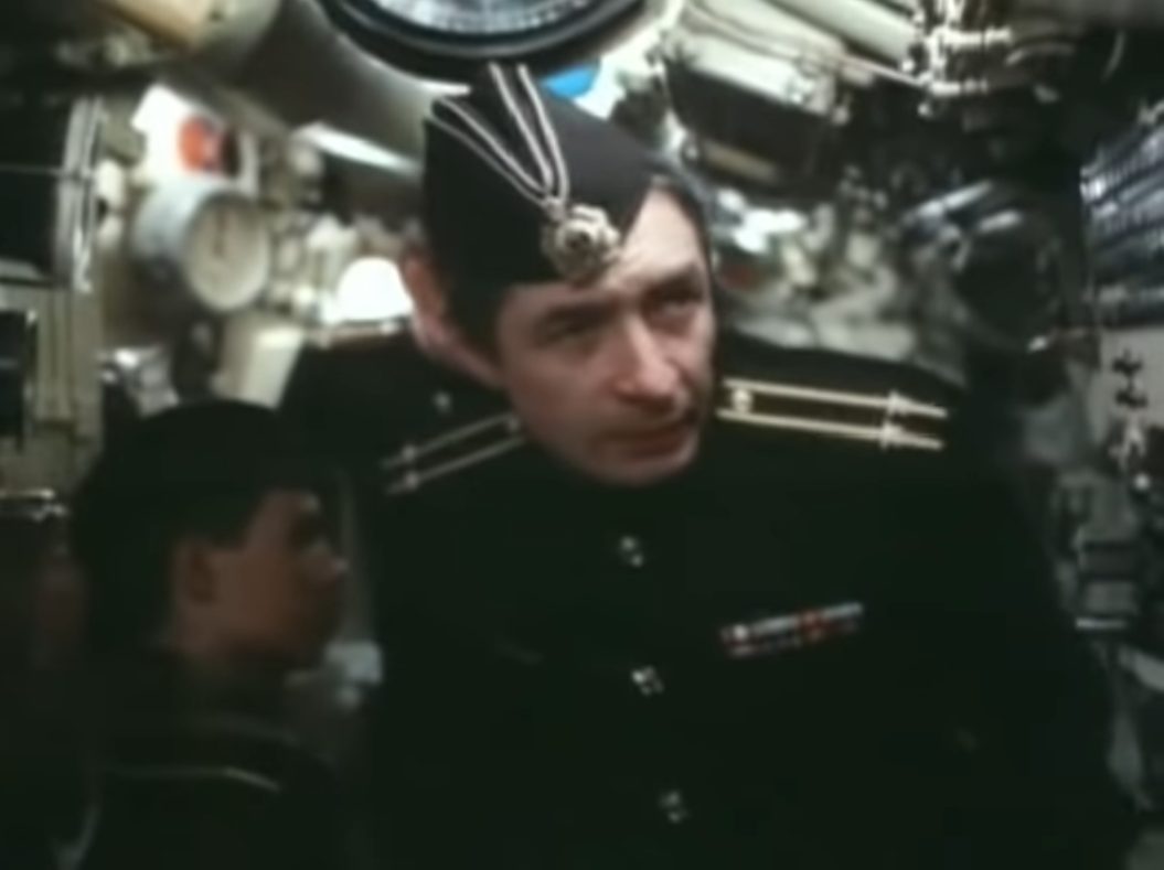 Nahaufnahme eines akkurat uniformierten sowjetischen U-Boot-Kommandanten beim Gang durch sein Boot.