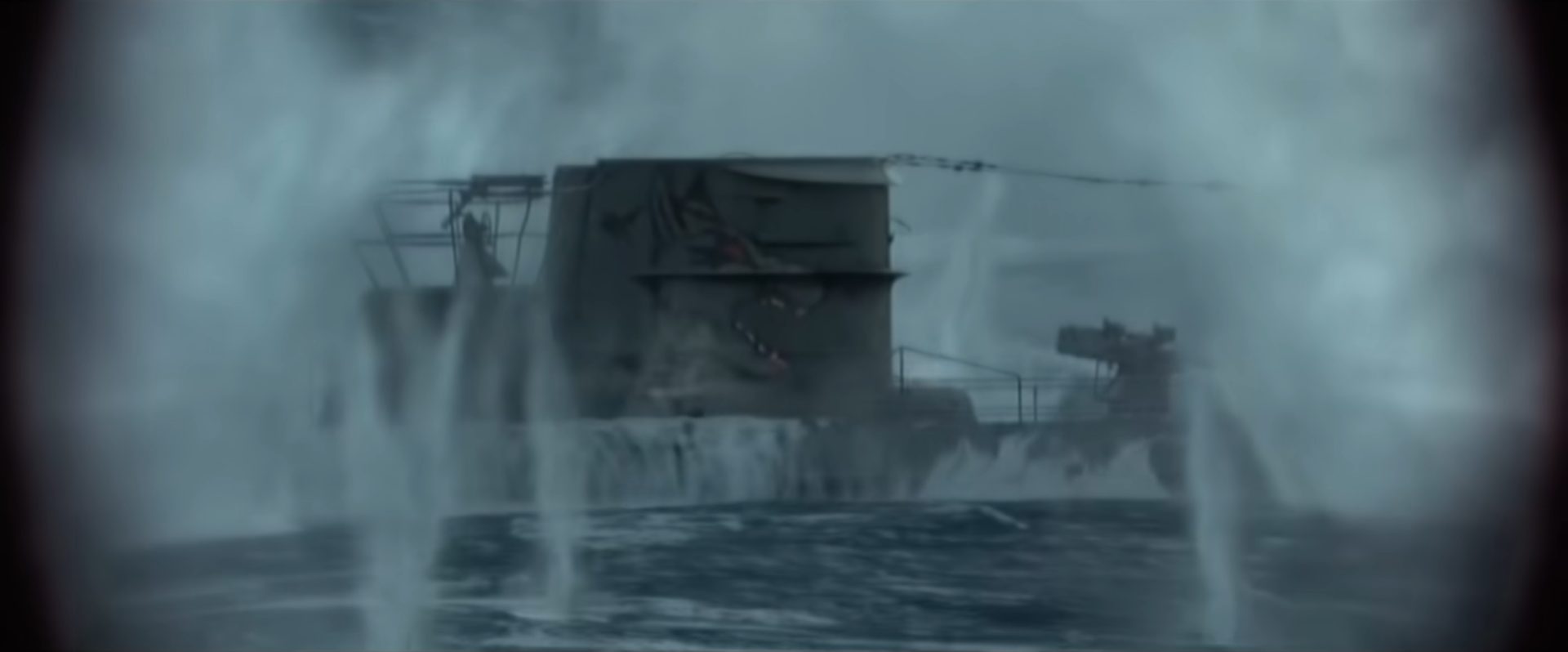 Turm eines aufgetauchten U-Bootes unter heftigem Beschuss inmitten großer Detonationsfontänen; als Emblem erkennt man den Kopf eines aggressiv wirkenden Wolfs.