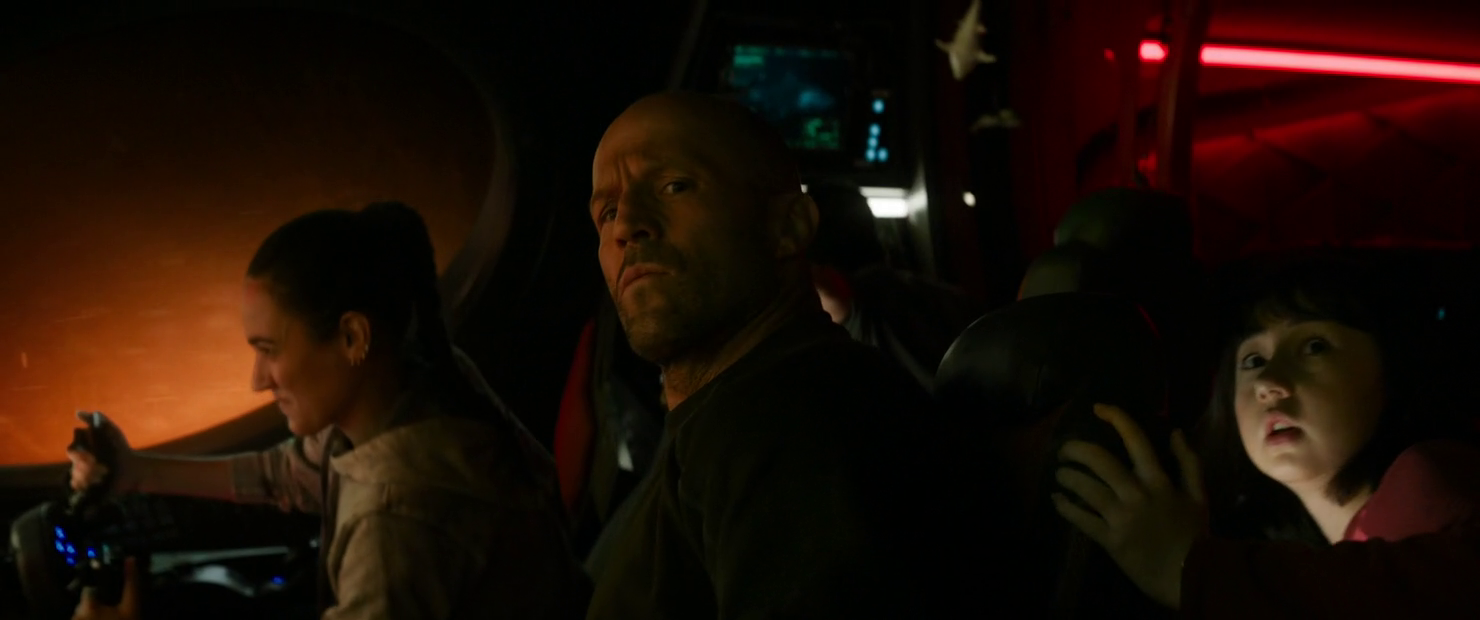 Nahaufnahme des U-Boot-Cockpits, im Zentrum des Bilde Jason Statham mit einem Gesichtsausdruck voll skeptischer Verwegenheit.
