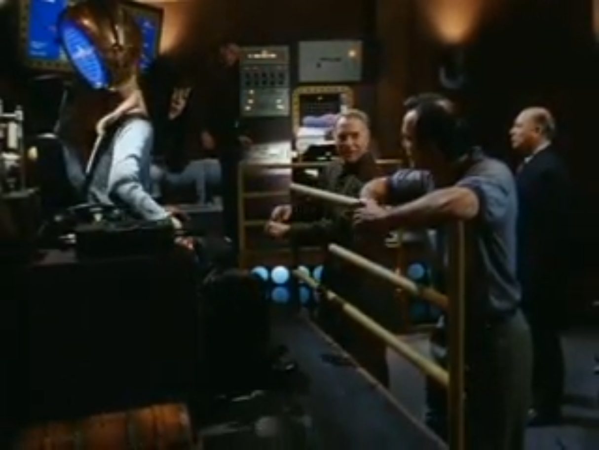 Szene in billig produzierter Heimvideo-Optik: Brin und seine Gäste in der dezent ausgeleuchteten Zentrale der „Nautilus“.