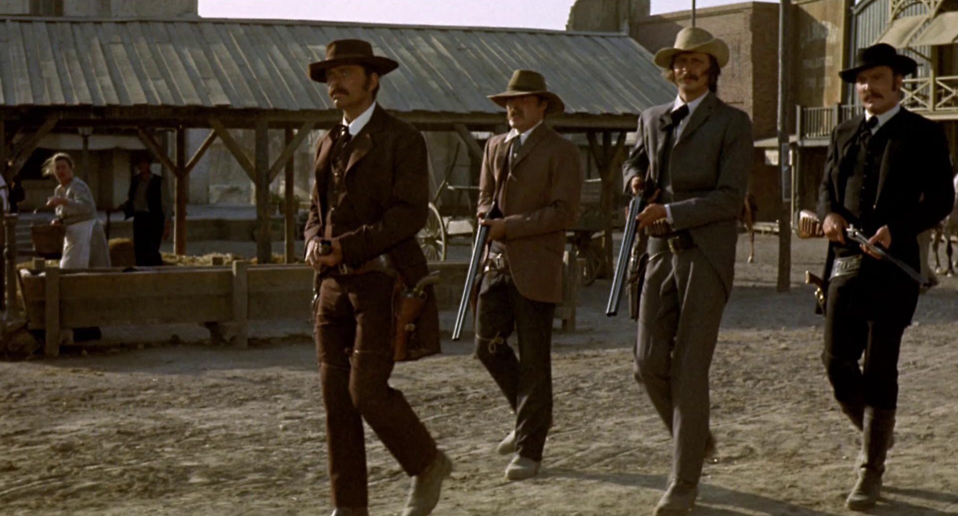 Die Earp-Brüder marschieren gemeinsam mit Doc Holliday schwer bewaffnet durch Tombstone.