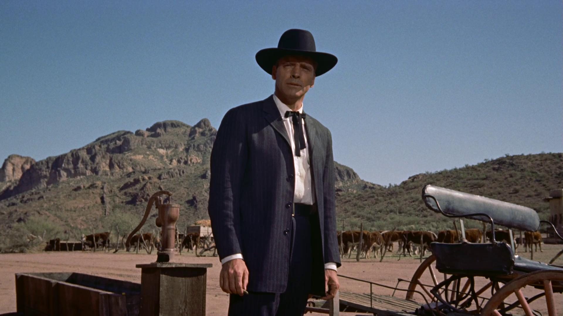 Nahaufnahme von Burt Lancaster als Wyatt Earp mit routiniertem Gesichtsausdruck vor klassischem Westernhintergrund.