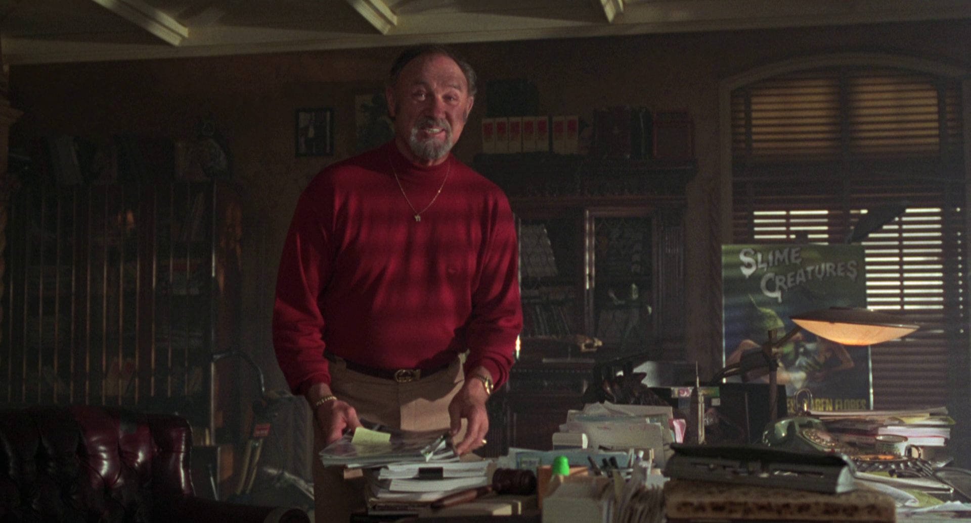 Gene Hackman als B-Movie-Produzent in seinem chaotischen Büro.
