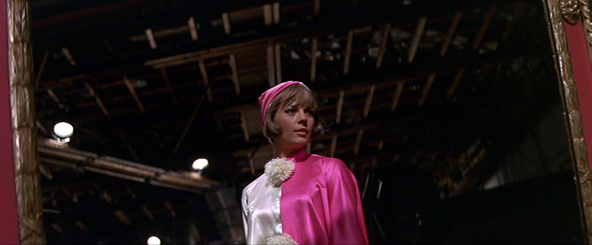 Natalie Wood als kostümierter Hollywoodstar Daisy Clover bei Dreharbeiten im Dunkel einer Soundstage.