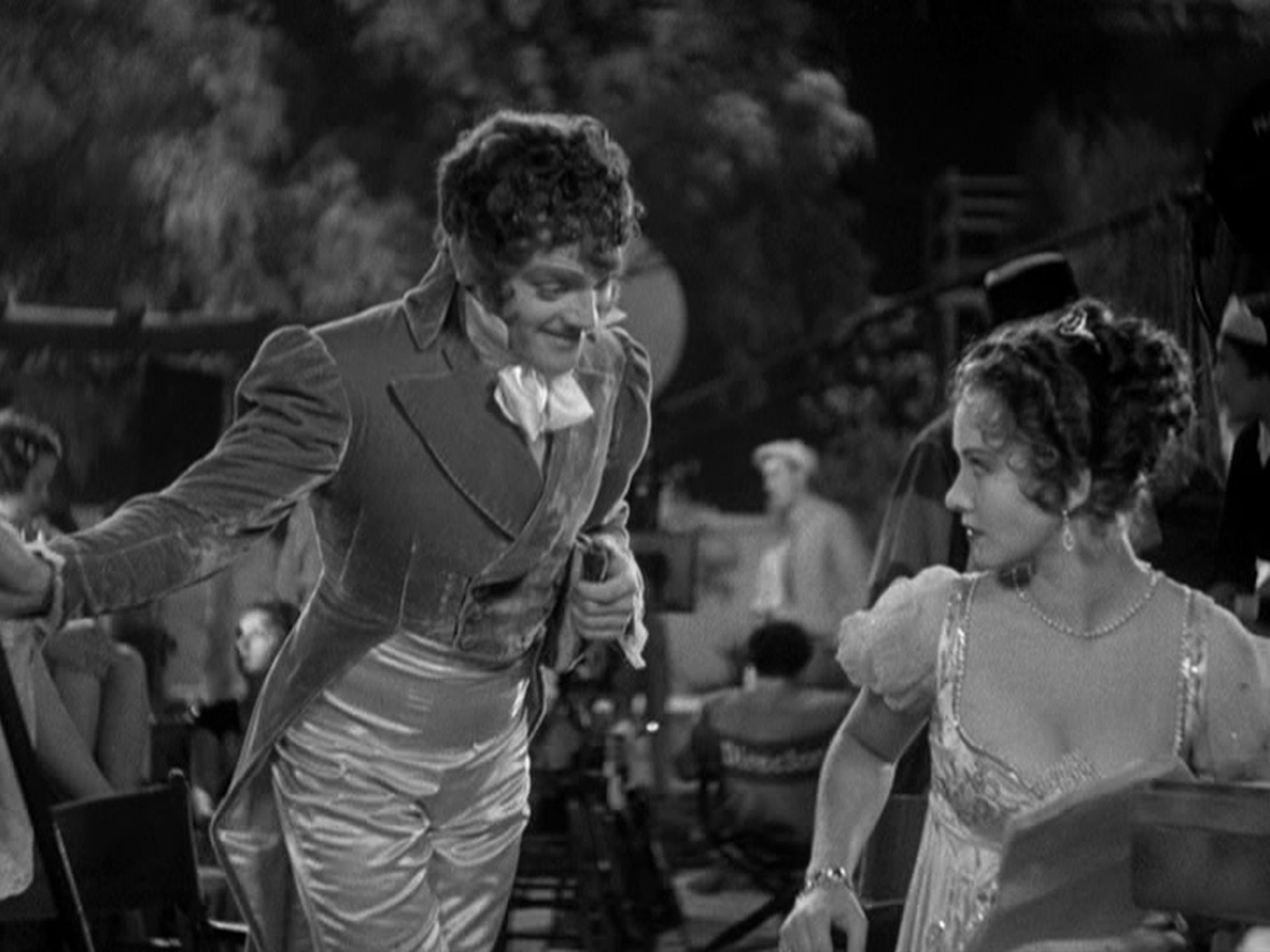 James Cagney als Filmstar Dan Quigley im historischen Kostüm am Set mit Ko-Star Lois Underwood, gespielt von Margaret Lindsay.