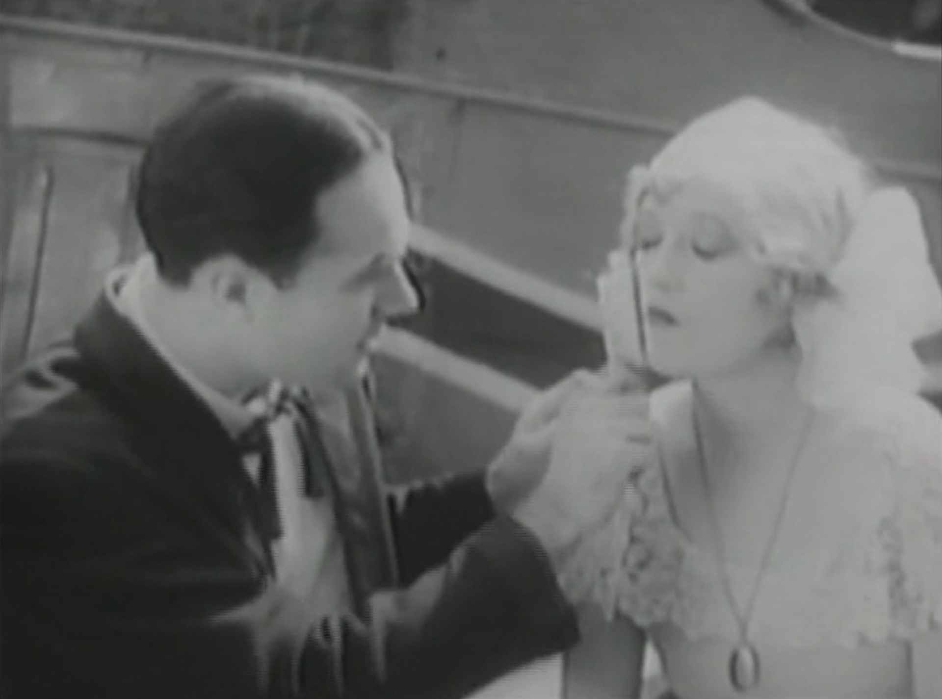 Schwarz-Weiß-Szene mit William Haines und Marion Davies: Billy schminkt Peggys Gesicht.
