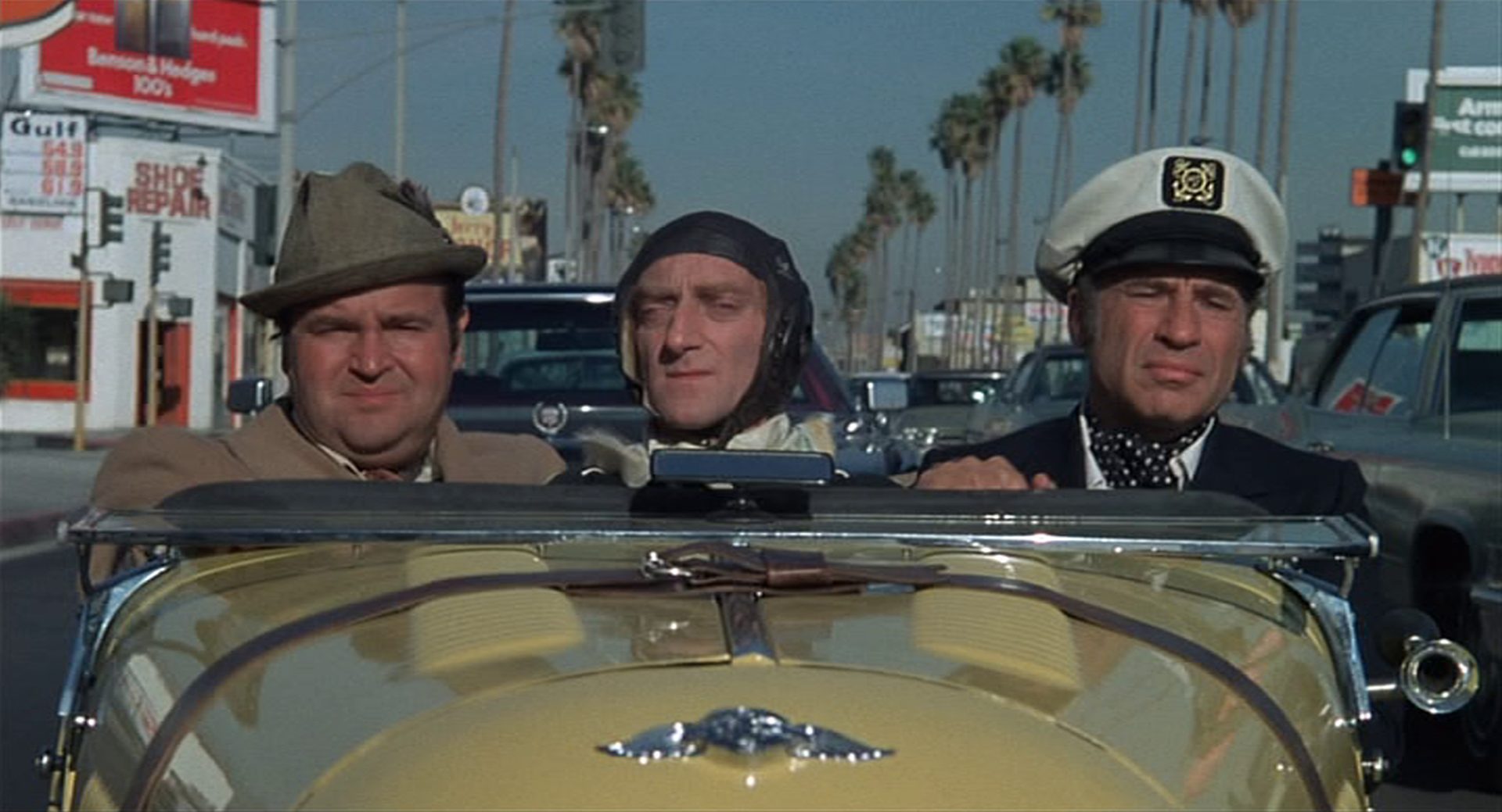 Dom DeLuise, Marty Feldman und Mel Brooks als Filmemacher unterwegs in Los Angeles in einem Oldtimer-Roadster.