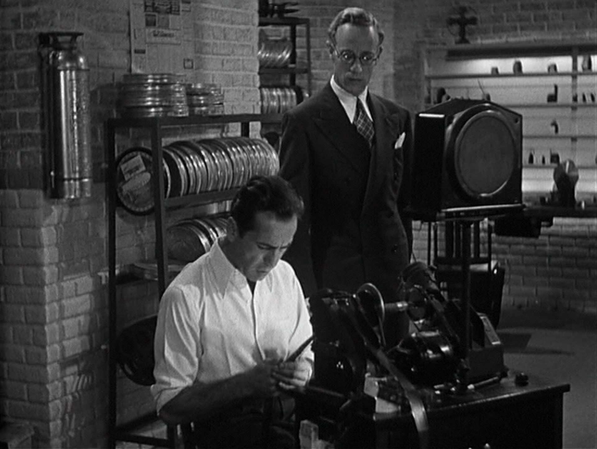 Humphrey Bogart als Filmemacher Douglas Quintain im Beisein des neuen Studiochefs Atterbury Dodd, gespielt von Leslie Howard.