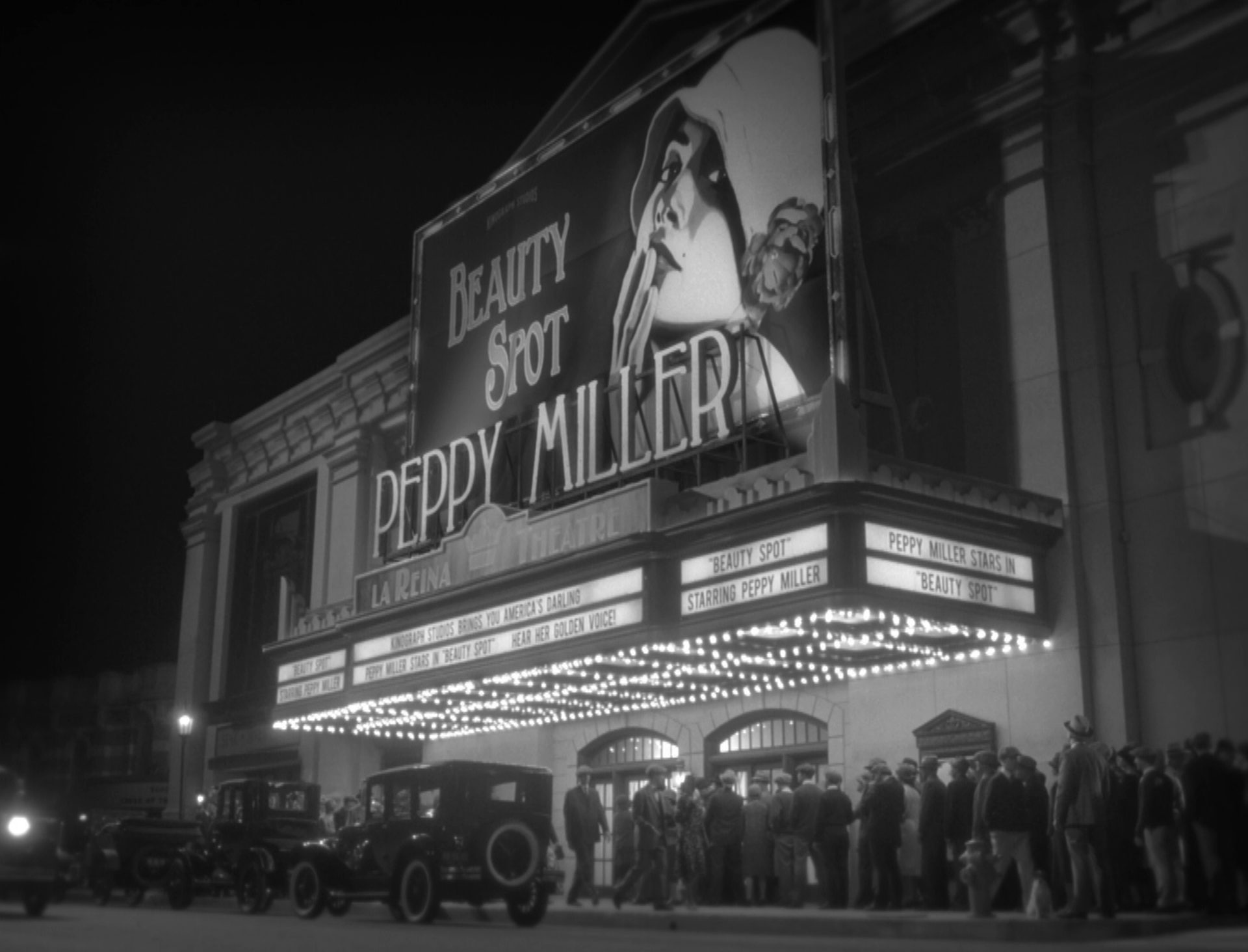 Warteschlange am Eingangsbereich eines großen Kinos mit der Filmpremiere des neuen Peppy-Miller-Streifens Beauty Spot