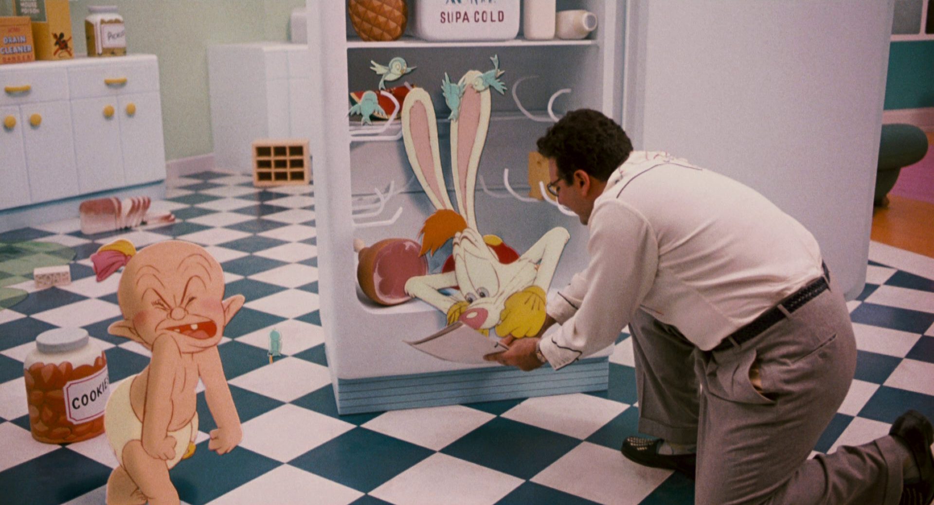 Dreharbeiten in Cartoon-Optik mit Roger Rabbit, der in einem Kühlschrank sitzt und dem ein Regisseur in Realfilm-Optik ein Drehbuch hinhält, während sich am Rand der Szene Baby Herman aufregt.