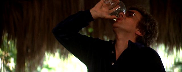 George Webber (Dudley Moore) trinkt ein Glas Brandy aus