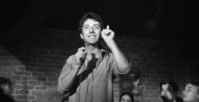 Lenny Bruce (Dustin Hoffman) bei einem Auftritt im Keller
