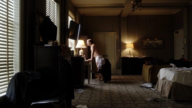 Javier Cámara als Kardinal Gutierrez in Unterhose in dessen chaotischem Appartement in New York