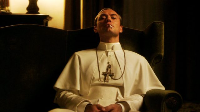 Papst Pius XIII. (gespielt von Jude Law) in einem Sessel mit Zigarette