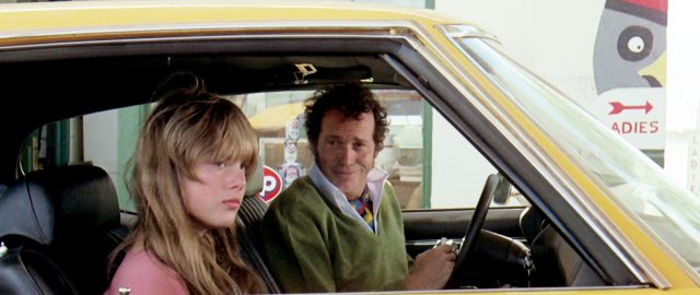 Laurie Bird als The Girl und Warren Oates als „G.T.O“ sitzen im Pontiac „GTO“, der auf einer Tankstelle steht