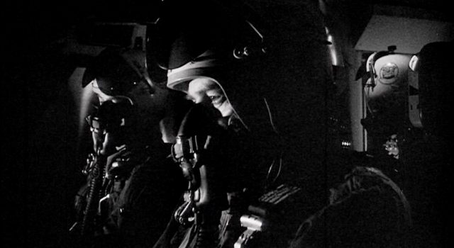 Cockpit eines US-amerikanischen Atombombers mit den beiden PIloten und dem Funker