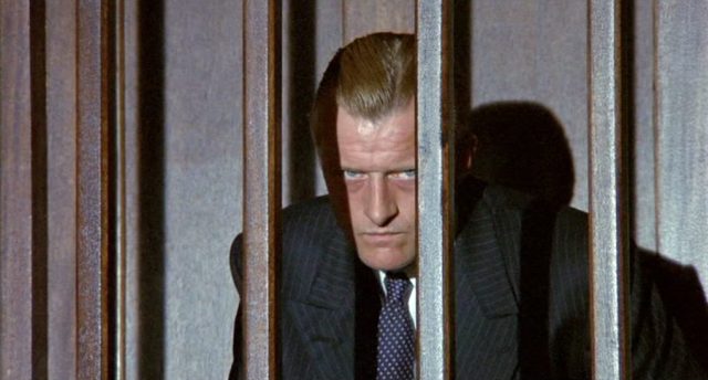 Rutger Hauer als Van Horn mit düsterem Gesicht hinter Gittern im Gerichtssaal