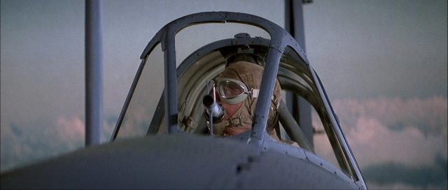 Close-up eines US-Navy-Piloten in seinem Cockpit während des Flugs.