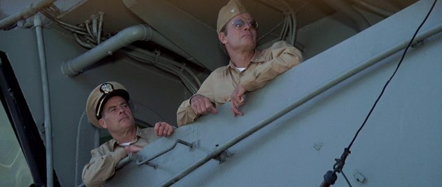 Robert Webber und Charlton Heston als US-Navy-Offiziere auf einem Kriegsschiff.