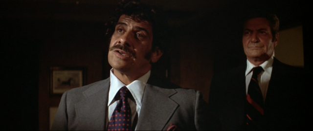 Nahaufnahme im dunklen Raum von Al Lettieri als Manny Santiago.