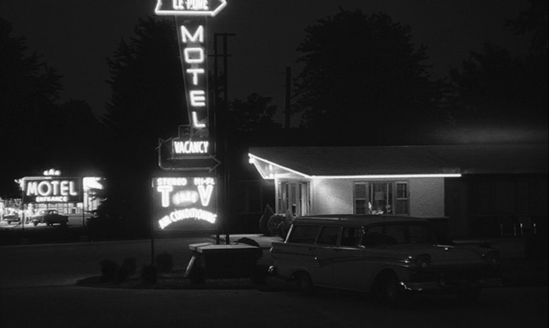 Neon-Reklame eines Motels bei Nacht.