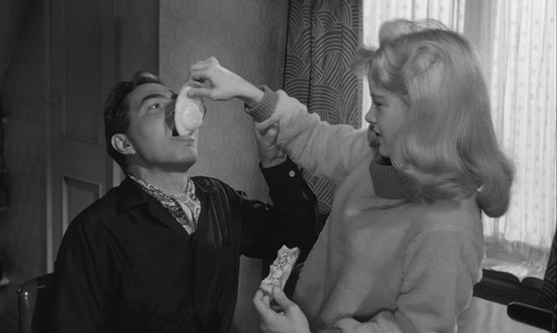 Bizarre Szene, in der Lolita Humbert mit einem Spiegelei füttert.