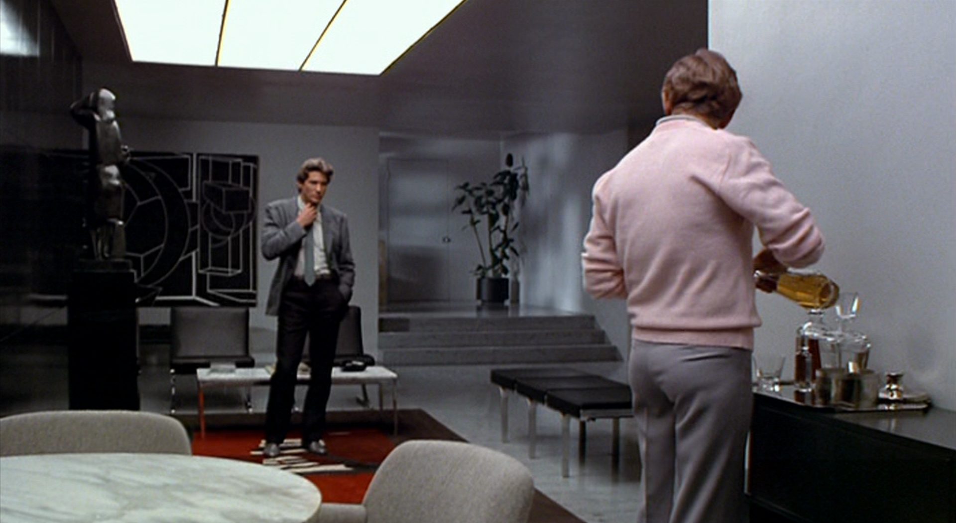 Richard Gere als Julian Kaye in der luxuriösen Wohnung eines Kunden.