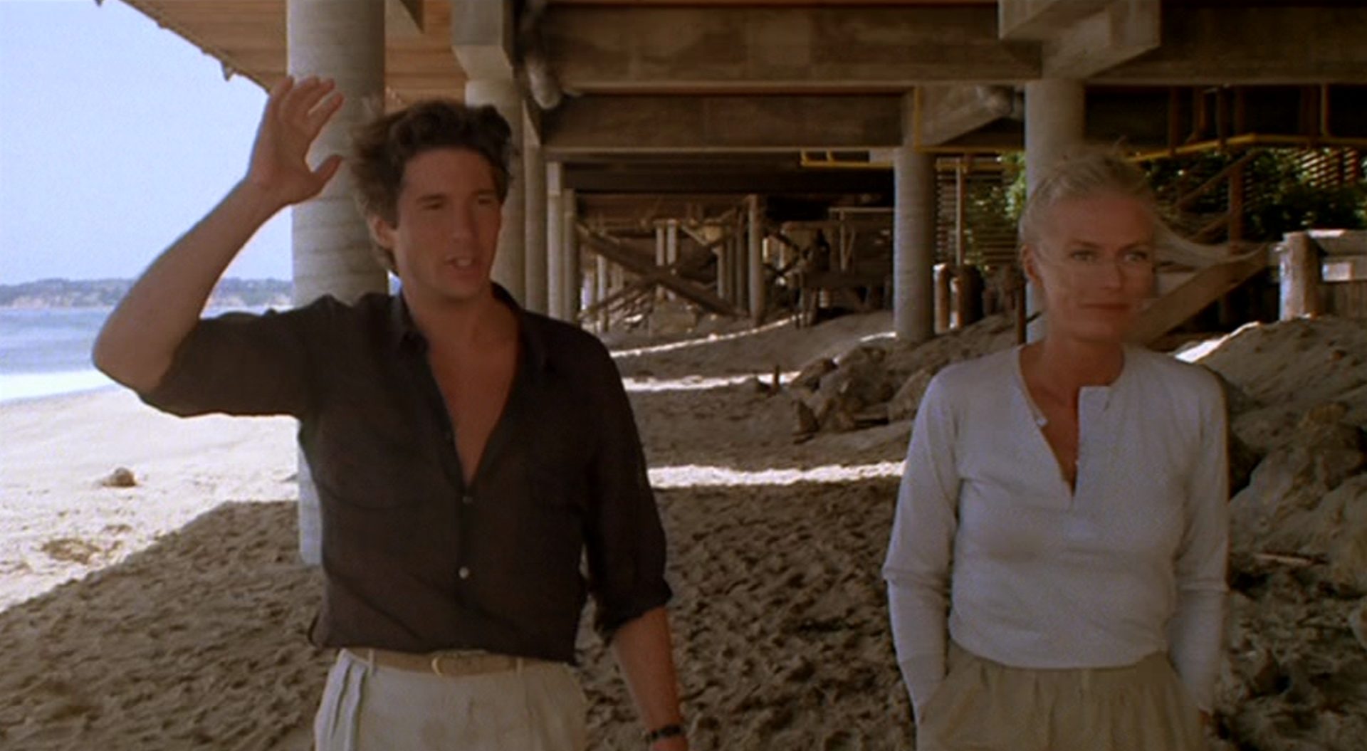 Richard Gere und Nina van Pallandt beim Spaziergang am Strand mit kalifornischem Westküstenflair.