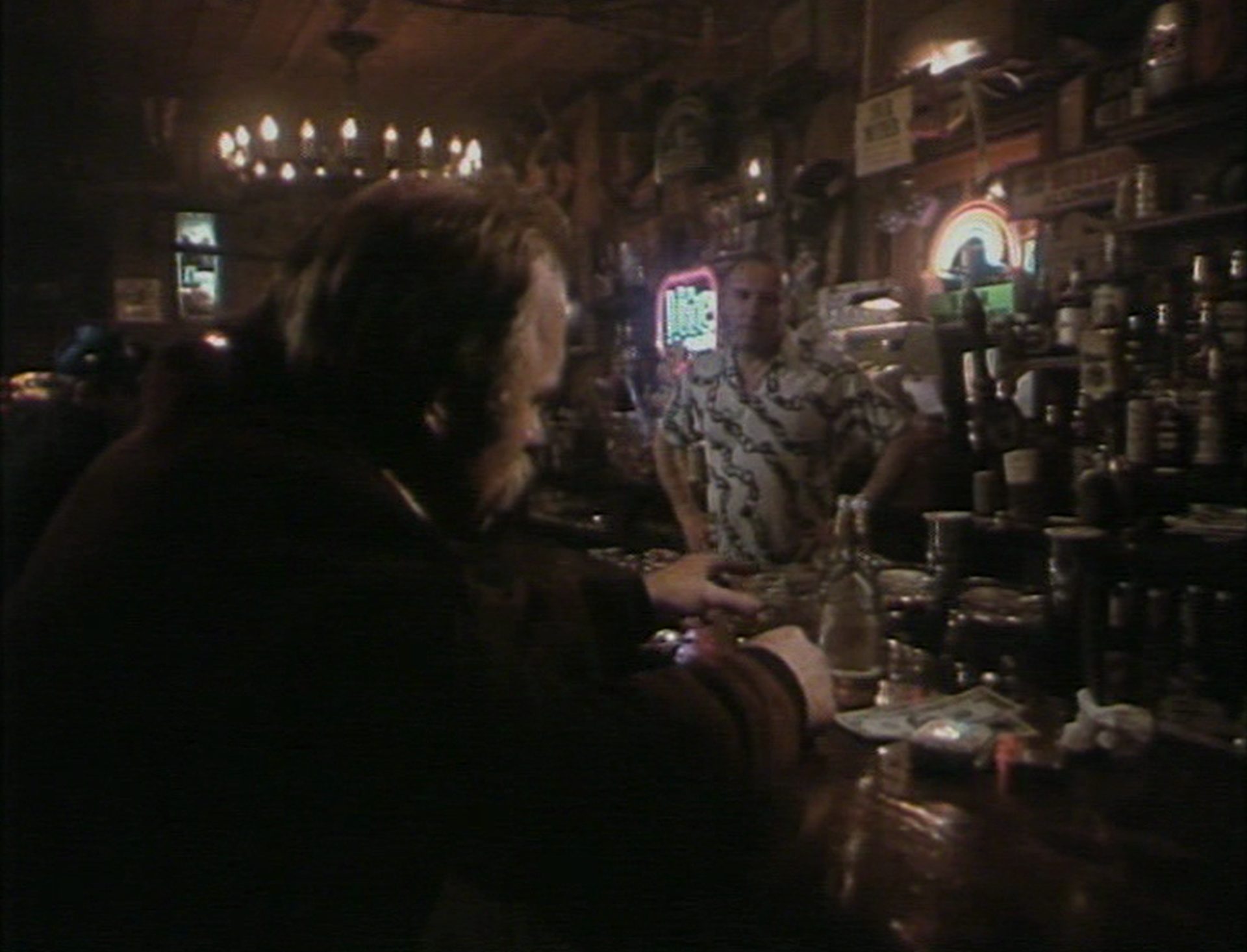 Ed Harris als Dave an der Theke einer spärlich beleuchteten Bar, im Hintergrund der Barkeeper in skeptischer Haltung.
