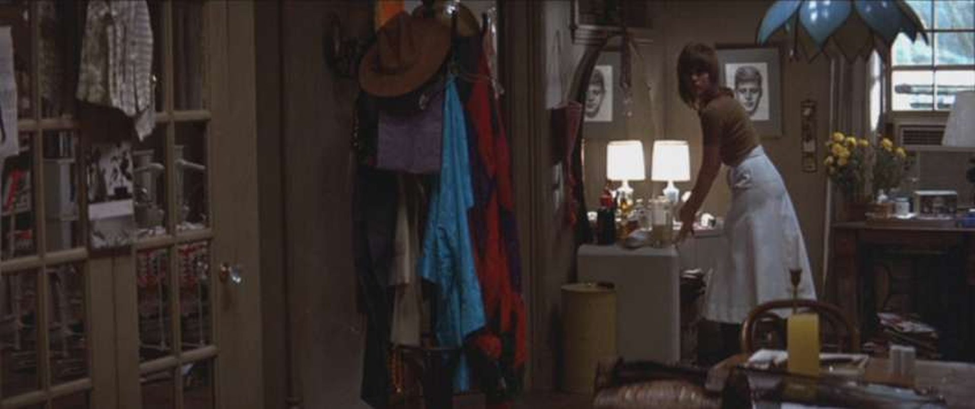 Jane Fonda als Bree Daniels vor dem Spiegel in ihrem Appartement.