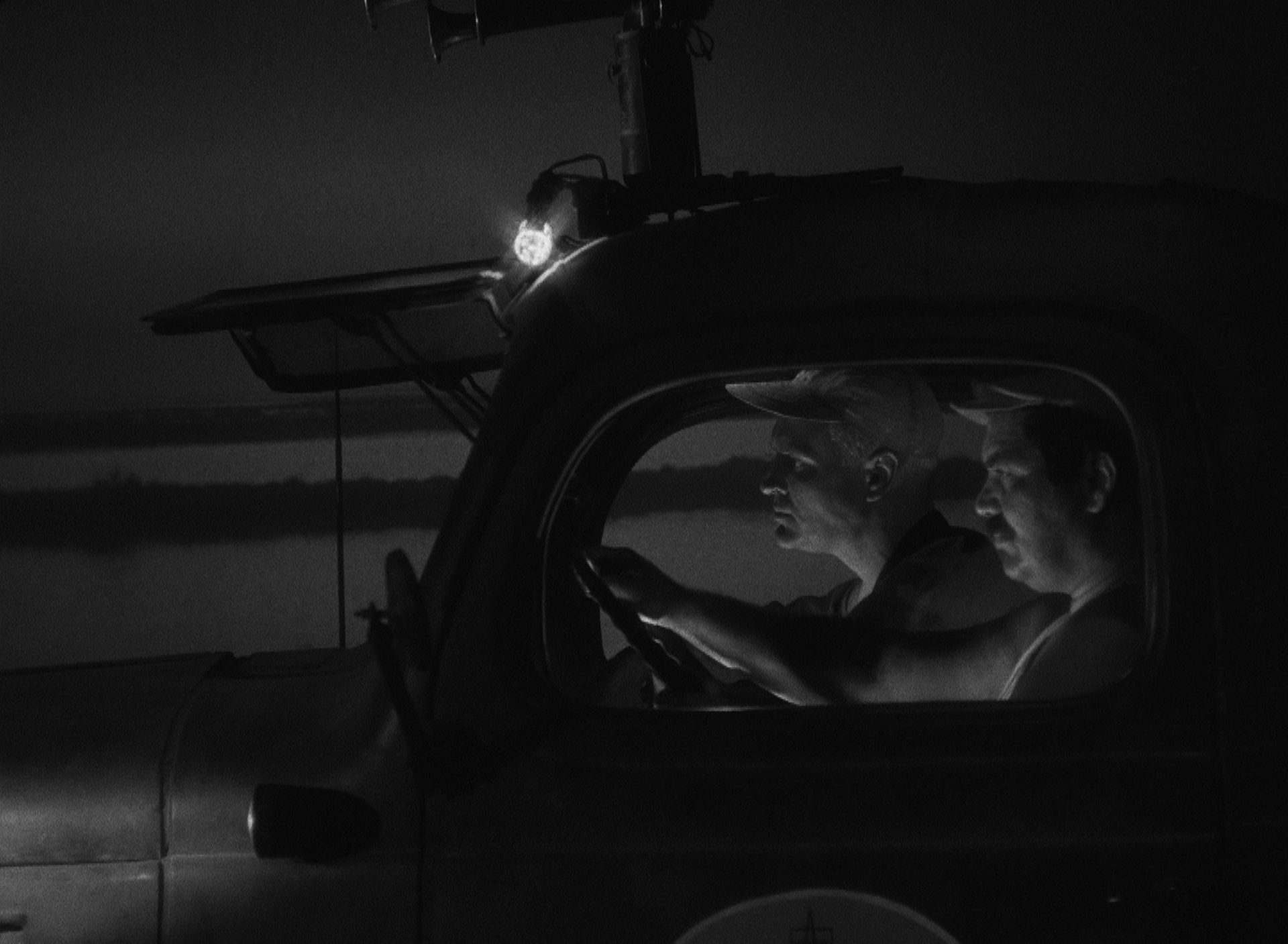 Nachtfahrt, Profilaufnahme von Peter van Eyck und Folco Lulli als Trucker in der Fahrerkabine.