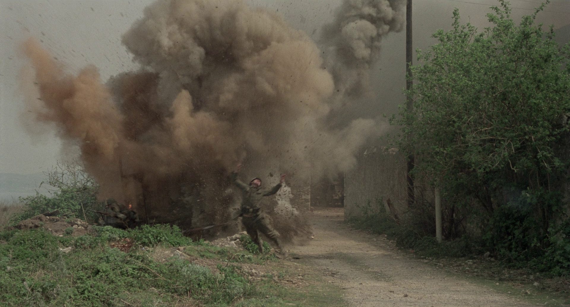 Ein Soldat erliegt einer Detonation am Ortsrand.