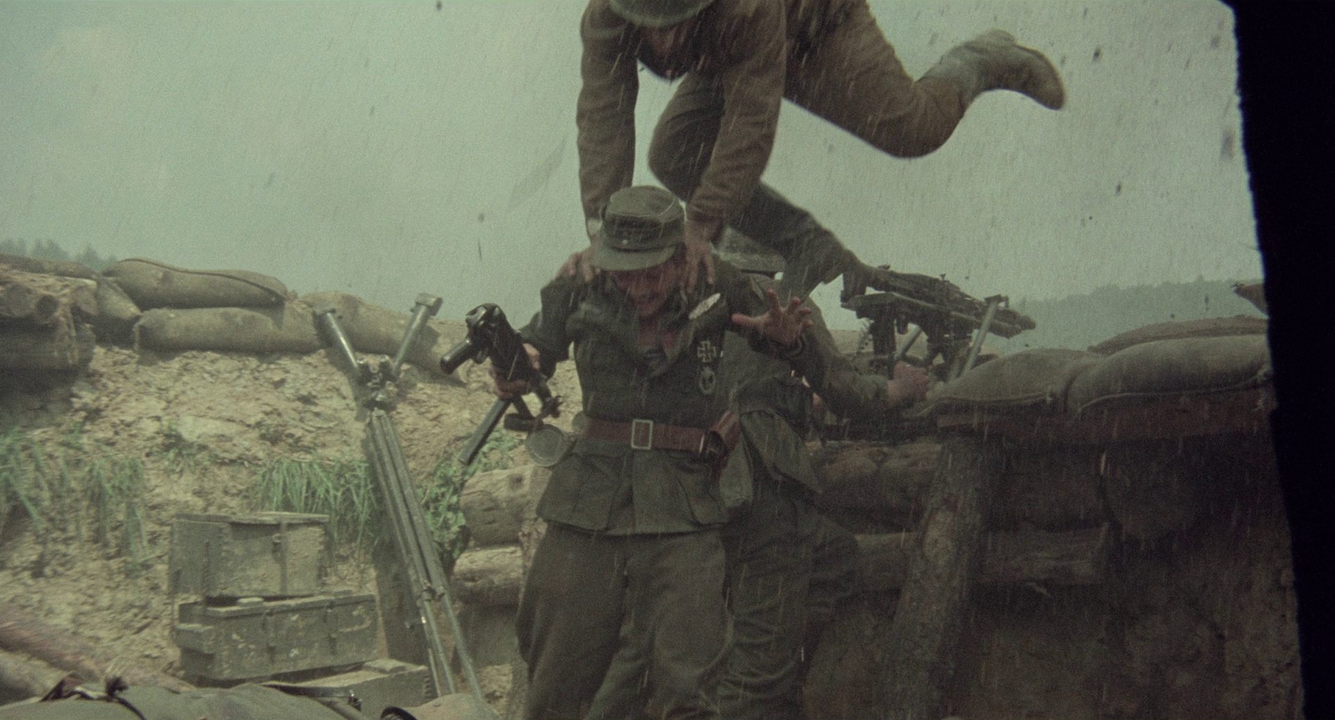 Igor Galo als Leutnant Meyer im Schlachtengetümmel in einem Schützengraben; von oben stürzt sich ein Sowjetsoldat auf ihn.