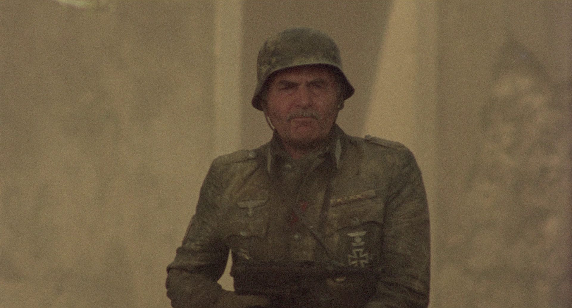 James Mason als Oberst Brandt mit entschlossenem Gesichtsausdruck und in Kampfmontur.