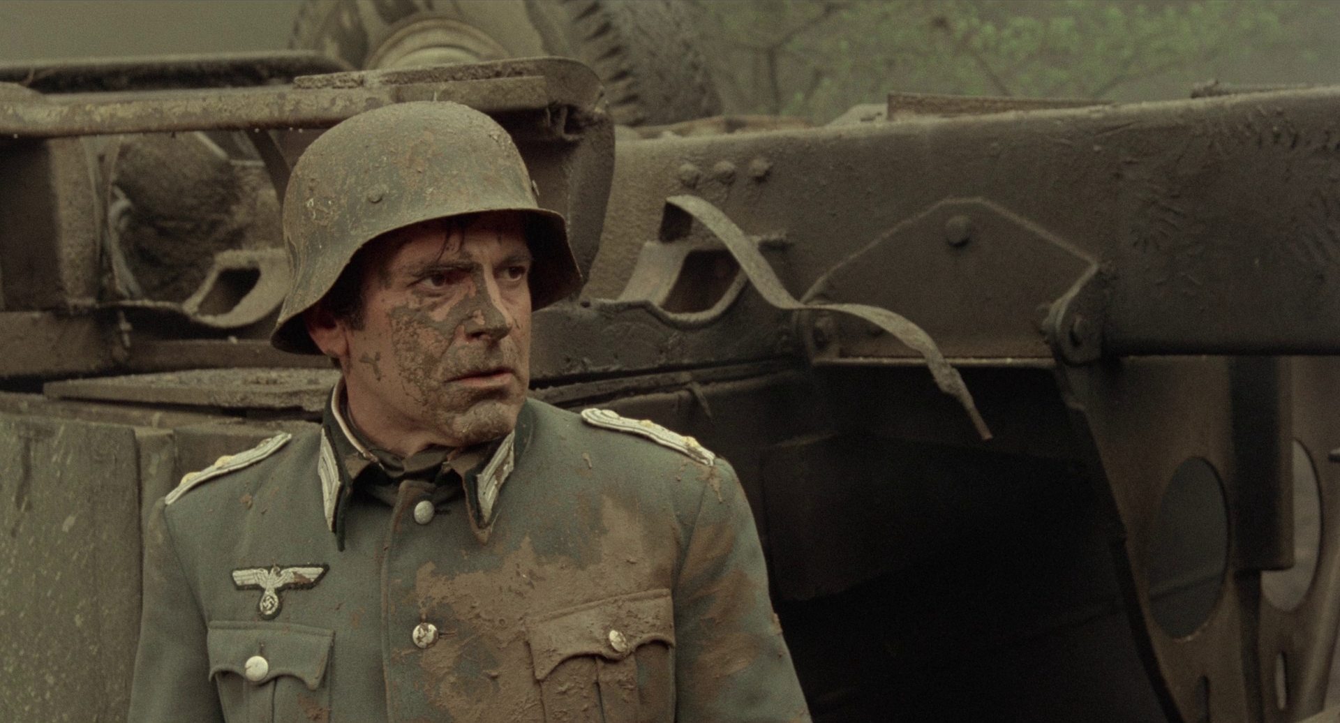 Maximilian Schell als Hauptmann Stransky mit aufgesetztem Stahlhelm, mit Matsch befleckt.